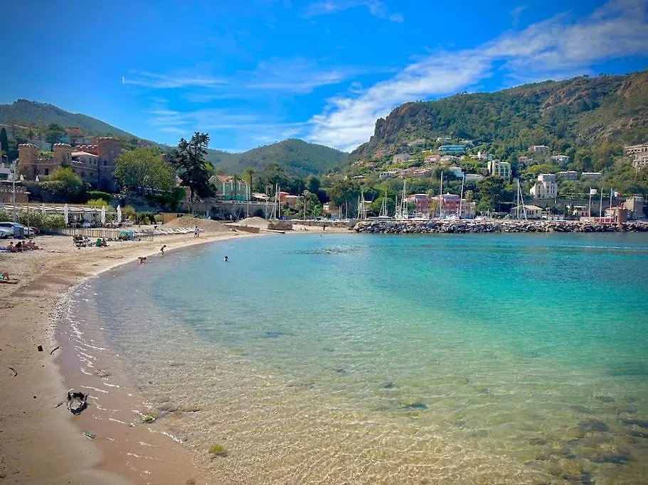 Vue Mer - Refait A Neuf - Clim - Parking - 4 Personnes Theoule-sur-Mer 0*,  France